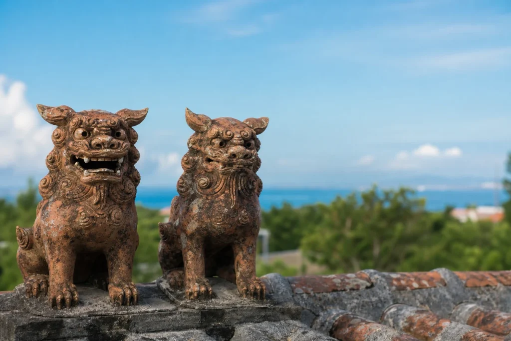 Partez à Okinawa à la rencontre des shisa, ces gardiens grimaçants postés sur les toits